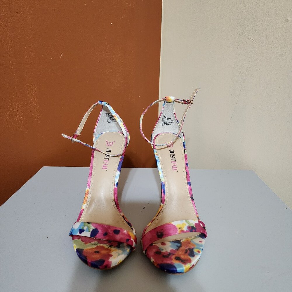 Cute multicolored heels!